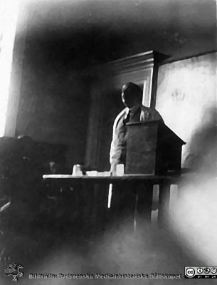 Histologikursen i Lund Ht. -27
Fotoalbum märkt Histologikursen Ht. -27 på första bladet. Det innehåller bilder från dåvarande histologiska avdelningen 
på anatomiska institutionen i Lund på Biskopsgatan 7. Bildtext saknas, men det är på denna lilla och suddiga bild troligen professor Torsten Hellman vid pulpeten i kurslaboratoriet. 
Bildkälla Stiftelsen Locus Medicus Lundensis 250317. Fotograf okänd.
Nyckelord: Histologiska avdelningen;Anatomiska Institutionen;Medicinska fakulteten i Lund;Locus Medicus Lundensis