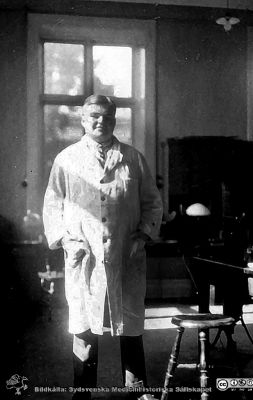 Fotoalbum märkt Histologikursen Ht. -27 på första bladet.
Fotoalbum märkt Histologikursen Ht. -27 på första bladet. Det innehåller bilder från dåvarande histologiska avdelningen 
på anatomiska institutionen i Lund på Biskopsgatan 7. Bildtext saknas, men bilden visar en lärare eller amanuens i kurslaboratoriet. 
Bildkälla Stiftelsen Locus Medicus Lundensis 250317. Fotograf okänd.
Nyckelord: Histologiska avdelningen;Anatomiska Institutionen;Medicinska fakulteten i Lund;Locus Medicus Lundensis
