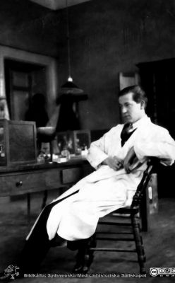 Histologikursen i Lund Ht. -27
Fotoalbum märkt Histologikursen Ht. -27 på första bladet. Det innehåller bilder från dåvarande histologiska avdelningen 
på anatomiska institutionen i Lund på Biskopsgatan 7. Bildtext saknas, men bilden visar en lärare eller amanuens i kurslaboratoriet. 
Bildkälla Stiftelsen Locus Medicus Lundensis 250317. Fotograf okänd.
Nyckelord: Histologiska avdelningen;Anatomiska Institutionen;Medicinska fakulteten i Lund;Locus Medicus Lundensis;Universitet;Studenter