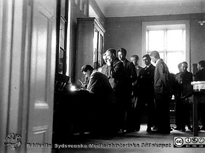 Fotoalbum märkt Histologikursen Ht. -27 på första bladet.
Fotoalbum märkt Histologikursen Ht. -27 på första bladet. Det innehåller bilder från dåvarande histologiska avdelningen 
på anatomiska institutionen i Lund på Biskopsgatan 7. Bildtext "Föreläsningarna", men saknas i övrigt. Bilden visar studenter vid mikroskop på kurslaboratoriet.
Bildkälla Stiftelsen Locus Medicus Lundensis 250317. Fotograf okänd.
Nyckelord: Medicine studerande;Studenter;Medicinska fakulteten i Lund;Universitet;Kurslaboratorium