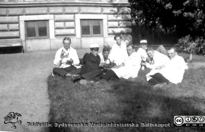 Fotoalbum märkt Histologikursen Ht. -27 på första bladet.
Fotoalbum märkt Histologikursen Ht. -27 på första bladet. Det innehåller bilder från dåvarande histologiska avdelningen 
på anatomiska institutionen i Lund på Biskopsgatan 7. Bildtext "Laborationerna", men saknas i övrigt. Bilden visar studenter och lärare under en kaffepaus i parken vid institutionen. De har sina vanliga gångkläder medan lärare / amanuenser har vita laboratorierockar . Möjligen är det professor Torsten Hellman halvliggande mitt i gruppen eller längst till höger.
Bildkälla Stiftelsen Locus Medicus Lundensis 250317. Fotograf okänd.
Nyckelord: Histologiska avdelningen;Anatomiska Institutionen;Locus Medicus Lundensis;Medicinska fakulteten i Lund;Lärare;Amanuenser;Kaffe.