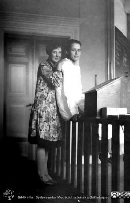 Fotoalbum märkt Histologikursen Ht. -27 på första bladet
Fotoalbum märkt Histologikursen Ht. -27 på första bladet. Det innehåller bilder från dåvarande histologiska avdelningen 
på anatomiska institutionen i Lund på Biskopsgatan 7. Bildtext "Kvinnlig fägring", men saknas i övrigt. Bilden visar två studenter (studentskor?) i föreläsningssalen.
Bildkälla Stiftelsen Locus Medicus Lundensis 250317. Fotograf okänd.
Nyckelord: Medicine studerande;Studenter;Anatomiska Institutionen;Histologiska avdelningen;Medicinska fakulteten i Lund;Universitet