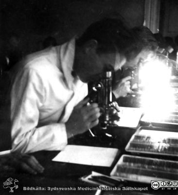 1928 års kurs i histologi i Lund
Fotoalbum märkt Histologikursen anno 1928. 
Detta album innehåller bilder från dåvarande histologiska avdelningen på anatomiska institutionen i Lund på Biskopsgatan 7. Liksom de övriga i serien skapades det av kursdeltagarna och tillägnades kursledaren, professor Torsten Hellman, som uppskattning av hans lärargärning. Bildtext  "Koch", dvs amanuensen Fredrik Koch enligt hur han senare stavade sitt förnamn.
Bildkälla Stiftelsen Locus Medicus Lundensis 250317.
Nyckelord: Locus Medicus Lundensis;Medicinska fakulteten i Lund;Histologiska avdelningen;Sydsvenska Medicinhistoriska Sällskapet;SMHS;Anatomiska Institutionen;Studenter;Lärare
