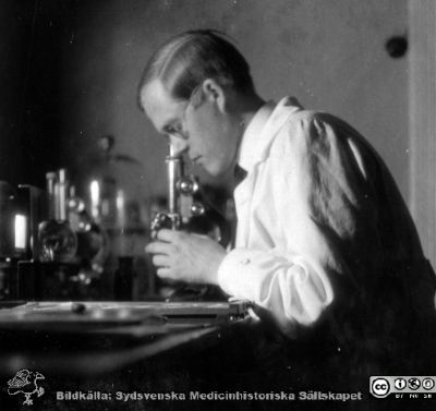 1928 års kurs i histologi i Lund
Fotoalbum märkt Histologikursen anno 1928. 
Detta album innehåller bilder från dåvarande histologiska avdelningen på anatomiska institutionen i Lund på Biskopsgatan 7. Liksom de övriga i serien skapades det av kursdeltagarna och tillägnades kursledaren, professor Torsten Hellman, som uppskattning av hans lärargärning. Bildtext  "Millbourn", dvs amanuens Erik Millbourn, senare överläkare i kirurgi i Kalmar.
Bildkälla Stiftelsen Locus Medicus Lundensis 250317.
Nyckelord: Locus Medicus Lundensis;Medicinska fakulteten i Lund;Histologiska avdelningen;Sydsvenska Medicinhistoriska Sällskapet;SMHS;Anatomiska Institutionen;Studenter;Lärare