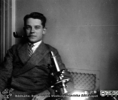 1928 års kurs i histologi i Lund
Fotoalbum märkt Histologikursen anno 1928. 
Detta album innehåller bilder från dåvarande histologiska avdelningen på anatomiska institutionen i Lund på Biskopsgatan 7. Liksom de övriga i serien skapades det av kursdeltagarna och tillägnades kursledaren, professor Torsten Hellman, som uppskattning av hans lärargärning. Bildtext nedanför: "Karl-Emil Lindeberg". Foto vid ett kursmikroskop. 
Bildkälla Stiftelsen Locus Medicus Lundensis 250317.
Nyckelord: Locus Medicus Lundensis;Medicinska fakulteten i Lund;Histologiska avdelningen;Sydsvenska Medicinhistoriska Sällskapet;SMHS;Anatomiska Institutionen;Studenter