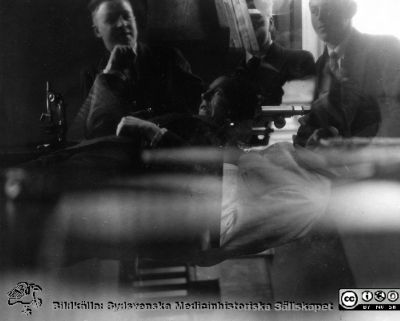 1928 års kurs i histologi i Lund
Fotoalbum märkt Histologikursen anno 1928. 
Detta album innehåller bilder från dåvarande histologiska avdelningen på anatomiska institutionen i Lund på Biskopsgatan 7. Liksom de övriga i serien skapades det av kursdeltagarna och tillägnades kursledaren professor Torsten Hellman som uppskattning av hans lärargärning. Bildtext saknas. Flerfaldiga exponeringar i denna bild, otolkbar. 
Bildkälla Stiftelsen Locus Medicus Lundensis 250317.
Nyckelord: Locus Medicus Lundensis;Medicinska fakulteten i Lund;Histologiska avdelningen;Sydsvenska Medicinhistoriska Sällskapet;SMHS;Anatomiska Institutionen;Studenter;Lärare