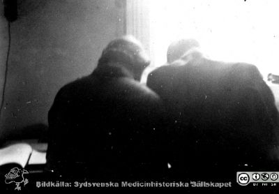 1928 års kurs i histologi i Lund
Fotoalbum märkt Histologikursen anno 1928. 
Detta album innehåller bilder från dåvarande histologiska avdelningen på anatomiska institutionen i Lund på Biskopsgatan 7. Liksom de övriga i serien skapades det av kursdeltagarna och tillägnades kursledaren professor Torsten Hellman som uppskattning av hans lärargärning. Bildtext  "Kontakten - Adlercreutz, Christiansson". 
Bildkälla Stiftelsen Locus Medicus Lundensis 250317.
Nyckelord: Locus Medicus Lundensis;Medicinska fakulteten i Lund;Histologiska avdelningen;Sydsvenska Medicinhistoriska Sällskapet;SMHS;Anatomiska Institutionen;Studenter