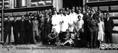 Foton från histologkursen i Lund 1929. 
Fotoalbum tillägnat Professor Torsten Hellman med tacksamhet och vördnad från histologkursen 1929. Kursdeltagare och lärare utanför anatomiska institutionen. Torsten Hellman i centrum, med fluga i halskragen.
Nyckelord: Anatomiska Institutionen;Histologiska avdelningen;Kursfoto;Medicinska fakulteten i Lund;Locus Medicus Lundensis;Universitet