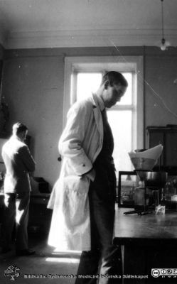 Foton från histologkursen i Lund 1929. 
Fotoalbum tillägnat Professor Torsten Hellman med tacksamhet och vördnad från histologkursen 1929. Bildtext "Ask". 
Rimligen Olof Ask vid någon apparat i kurslaboratoriet.
Nyckelord: Anatomiska Institutionen;Histologiska avdelningen;Medicinska fakulteten i Lund;Locus Medicus Lundensis;Universitet