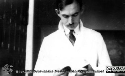 Foton från histologkursen i Lund 1929. 
Fotoalbum tillägnat Professor Torsten Hellman med tacksamhet och vördnad från histologkursen 1929. Bildtext "Åke Christianson". 
Rimligen en yngre lärare på avdelningen.
Nyckelord: Anatomiska Institutionen;Histologiska avdelningen;Medicinska fakulteten i Lund;Locus Medicus Lundensis;Universitet