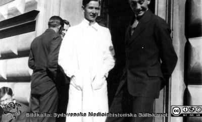 Foton från histologkursen i Lund 1929. 
Fotoalbum tillägnat Professor Torsten Hellman med tacksamhet och vördnad från histologkursen 1929. Bildtext "Folke Nystrand". 
Rimligen en yngre lärare på avdelningen. Foto utanför institutionens huvudingång.tillsammans med kursdeltagare.
Nyckelord: Anatomiska Institutionen;Histologiska avdelningen;Medicinska fakulteten i Lund;Locus Medicus Lundensis;Universitet