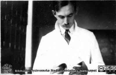 Fotoalbum tillägnat Professor Torsten 1929.
Fotoalbum tillägnat Professor Torsten Hellman med tacksamhet och vördnad från histologikursen 1929. Bildtext "Åke Christenson". Kanske amanuens vid histologiska avdelningen på anatomiska institutionen i Lund.  
Bildkälla Stiftelsen Locus Medicus Lundensis 250317. Fotograf okänd.
Nyckelord: Anatomiska Institutionen;Histologiska avdelningen;Mikroskoperingssal;Lärare;Locus Medicus Lundensis;Medicinska fakulteten i Lund