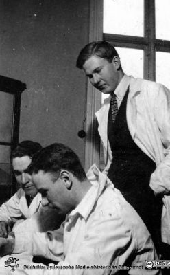 Foton från histologkursen i Lund 1929. 
Fotoalbum tillägnat Professor Torsten Hellman med tacksamhet och vördnad från histologkursen 1929. Bildtext "Karl-Hugo Kreigh. Tage Nilsson. Sjövall". 
Rimligen kursdeltagare och yngre lärare vid  histologiska avdelningen.
Nyckelord: Anatomiska Institutionen;Histologiska avdelningen;Mikroskopering;Medicinska fakulteten i Lund;Locus Medicus Lundensis;Universitet