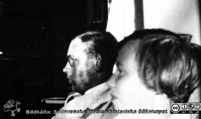 Foton från histologkursen i Lund 1929. 
Fotoalbum tillägnat Professor Torsten Hellman med tacksamhet och vördnad från histologkursen 1929. Bildtext "Olof Ask. Gunborg Nordhl". 
Rimligen kursdeltagare och yngre lärare vid  histologiska avdelningen.
Nyckelord: Anatomiska Institutionen;Histologiska avdelningen;Mikroskopering;Medicinska fakulteten i Lund;Locus Medicus Lundensis;Universitet