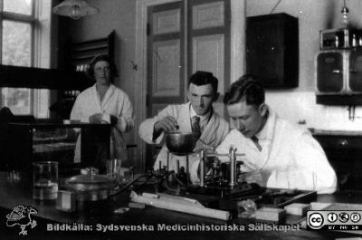 Foton från histologkursen i Lund 1929. 
Fotoalbum tillägnat Professor Torsten Hellman med tacksamhet och vördnad från histologkursen 1929. Bildtext "Stina Björk. Adolf Apt. Nystrand". 
Rimligen kursdeltagare vid  i kurslaboratoriet.
Nyckelord: Anatomiska Institutionen;Histologiska avdelningen;Mikroskopering;Medicinska fakulteten i Lund;Locus Medicus Lundensis;Universitet