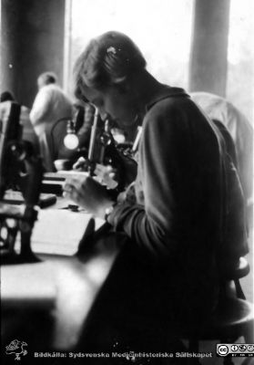 Foton från histologkursen i Lund 1929. 
Fotoalbum tillägnat Professor Torsten Hellman med tacksamhet och vördnad från histologkursen 1929. Bildtext "Nelly Håkansson". 
Rimligen kursdeltagare vid mikroskop i kurslaboratoriet.
Nyckelord: Anatomiska Institutionen;Histologiska avdelningen;Mikroskopering;Medicinska fakulteten i Lund;Locus Medicus Lundensis;Universitet