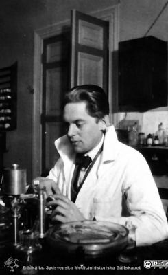 Foton från histologkursen i Lund 1929. 
Fotoalbum tillägnat Professor Torsten Hellman med tacksamhet och vördnad från histologkursen 1929. Bildtext "Knut Svensson". 
Rimligen kursdeltagare vid apparat i kurslaboratoriet.
Nyckelord: Anatomiska Institutionen;Histologiska avdelningen;Mikroskopering;Medicinska fakulteten i Lund;Locus Medicus Lundensis;Universitet