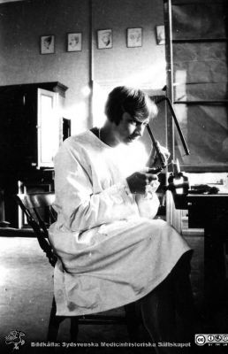 Foton från histologkursen i Lund 1929. 
Fotoalbum tillägnat Professor Torsten Hellman med tacksamhet och vördnad från histologkursen 1929. Bildtext "Nelly Håkansson". 
Rimligen kursdeltagare i kurslaboratoriet, med sågbåge i handen. Notera karikatyrerna högt upp på väggen i bakgrunden.
Nyckelord: Anatomiska Institutionen;Histologiska avdelningen;Mikroskopering;Medicinska fakulteten i Lund;Locus Medicus Lundensis;Universitet