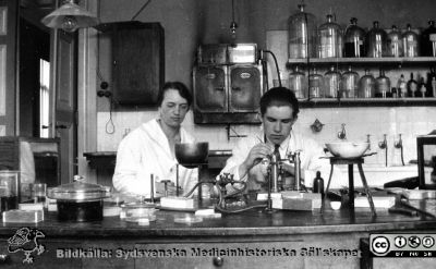 Fotoalbum tillägnat Professor Torsten Hellman 1929
Fotoalbum tillägnat Professor Torsten Hellman med tacksamhet och vördnad från histologikursen 1929. Bildtext "Greta Brodin Erik Rydén". Rimligen studenter i kurslaboratoriet på histologiska avdelningen på anatomiska institutionen i Lund.  
Bildkälla Stiftelsen Locus Medicus Lundensis 250317. Fotograf okänd.
Nyckelord: Anatomiska Institutionen;Histologiska avdelningen;Mikroskoperingssal;Lärare;Locus Medicus Lundensis;Medicinska fakulteten i Lund;Kurslaboratorium