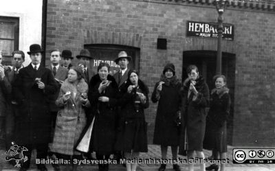 Fotoalbum tillägnat Professor Torsten Hellman 1929.
Fotoalbum tillägnat Professor Torsten Hellman med tacksamhet och vördnad från histologikursen 1929. Bildtext "Foramen Nutritium". Detta hembageri lär ha legat på andra sidan gatan sett från anatomiska institutionen. Rimligen medicine studeranden på histologiska avdelningen en vårlig men sval dag. 
Bildkälla Stiftelsen Locus Medicus Lundensis 250317. Fotograf okänd.
Nyckelord: Anatomiska Institutionen;Histologiska avdelningen;Medicine studerande;Locus Medicus Lundensis;Medicinska fakulteten i Lund;Hembageri