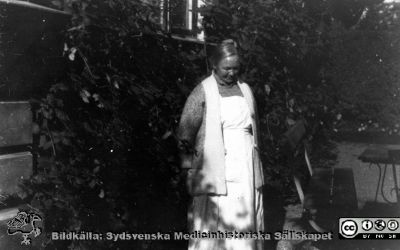 Fotoalbum tillägnat Professor Torsten Hellman 1929
Fotoalbum tillägnat Professor Torsten Hellman med tacksamhet och vördnad från histologikursen 1929. Bildtext "Kerstin". Rimligen tjänstekvinna på  histologiska avdelningen. Foto utanför anatomiska institutionen. 
Bildkälla Stiftelsen Locus Medicus Lundensis 250317. Fotograf okänd.
Nyckelord: Anatomiska Institutionen;Histologiska avdelningen;Medicinska fakulteten i Lund;Locus Medicus Lundensis;Universitetet i Lund