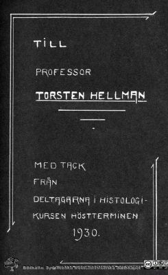 Bild i fotoalbum  tillägnat professor Torsten Hellman från deltagarna i histologikursen ht 1930. 
Första bladet i fotoalbum  "TILL PROFESSOR TORSTEN hELLMAN MED TACK FRÅN DELTAGARNA I HISTOLOGIKURSEN HÖSTTERMINEN 1930".  
Bildkälla stiftelsen Locus Medicus Lundensis och Sydsvenska Medicinhistoriska Sällskapet / SMHS. Textningen gjord av två kvinnliga kursdeltagare.
Nyckelord: Histologiska avdelningen;Anatomiska Institutionen;Entrétrappa;Medicinska fakulteten i Lund;Sydsvenska Medicinhistoriska Sällskapet;Locus Medicus Lundensis;Eleve