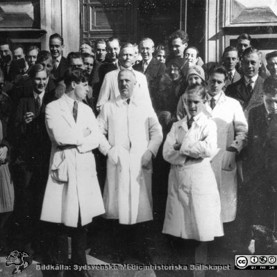 Bild i fotoalbum  tillägnat professor Torsten Hellman från deltagarna i histologikursen ht 1930. 
Fotoalbum  "TILL PROFESSOR TORSTEN hELLMAN MED TACK FRÅN DELTAGARNA I HISTOLOGIKURSEN HÖSTTERMINEN 1930".  Bildtext "Chefen, souschefen, hantlangarna samt en del av folket ".  Amanuensen Moberg står längst till vänster i främsta ledet, på professor Hellmans högra sida.
Bildkälla stifteleen Locus Medicus Lundensis och Sydsvenska Medicinhistoriska Sällskapet / SMHS. Fotograf okänd.
Nyckelord: Histologiska avdelningen;Anatomiska Institutionen;Entrétrappa;Medicinska fakulteten i Lund;Sydsvenska Medicinhistoriska Sällskapet;Locus Medicus Lundensis;Lärare;Elever