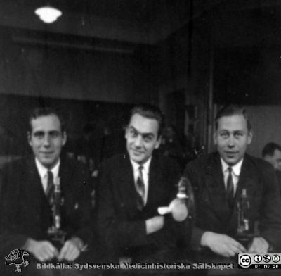 Bild i fotoalbum  tillägnat professor Torsten Hellman från deltagarna i histologikursen ht 1930. 
Fotoalbum  "TILL PROFESSOR TORSTEN hELLMAN MED TACK FRÅN DELTAGARNA I HISTOLOGIKURSEN HÖSTTERMINEN 1930".  Bildtext "K. Johansson, Jerre, Nordström". Foto troligen i mirkoskoperingssalen.
Bildkälla stiftelsen Locus Medicus Lundensis och Sydsvenska Medicinhistoriska Sällskapet / SMHS. Fotograf okänd.
Nyckelord: Histologiska avdelningen;Anatomiska Institutionen;Entrétrappa;Medicinska fakulteten i Lund;Sydsvenska Medicinhistoriska Sällskapet;Locus Medicus Lundensis;Elever