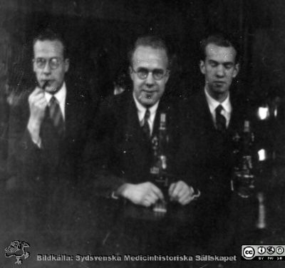 Bild i fotoalbum  tillägnat professor Torsten Hellman från deltagarna i histologikursen ht 1930. 
Fotoalbum  "TILL PROFESSOR TORSTEN hELLMAN MED TACK FRÅN DELTAGARNA I HISTOLOGIKURSEN HÖSTTERMINEN 1930".  Bildtext "Bergwall, Aurell, Block".  Foto troligen i mirkoskoperingssalen.
Bildkälla stiftelsen Locus Medicus Lundensis och Sydsvenska Medicinhistoriska Sällskapet / SMHS. Fotograf okänd.
Nyckelord: Histologiska avdelningen;Anatomiska Institutionen;Entrétrappa;Medicinska fakulteten i Lund;Sydsvenska Medicinhistoriska Sällskapet;Locus Medicus Lundensis;Eleve