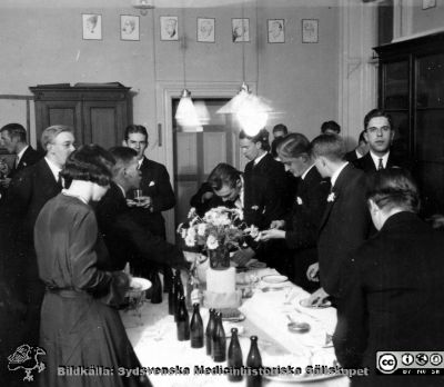 Fotoalbum tillägnat professor Torsten Hellman från histologikursen HT 1930
Fotoalbum  "TILL PROFESSOR TORSTEN HELLMAN MED TACK FRÅN DELTAGARNA I HISTOLOGIKURSEN HÖSTTERMINEN 1930".  Bildtext "EPILOG. Sällan bjöds på sådan spis på labbis,  Foto troligen i anatomiska institutionens amanuensvåning. 
Bildkälla stiftelsen Locus Medicus Lundensis och Sydsvenska Medicinhistoriska Sällskapet / SMHS. Fotograf okänd.
Nyckelord: Histologiska avdelningen;Anatomiska Institutionen;Medicinska fakulteten i Lund;Sydsvenska Medicinhistoriska Sällskapet;SMHS;Locus Medicus Lundensis;Elever;Avslutningsfest