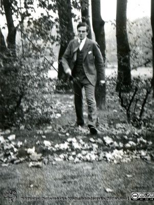Fotoalbum  från histologkursen 1931.  Bildtext "Det stora anfallet, men vart tog han vägen?". "Barnens" ystra lekar i anatomiska insitutionens park. Löven har börjat falla. 
Bildkälla Stiftelsen Locus Medicus Lundensis 250317. Sydsvenska Medicinhistoriska Sällskapet / SMHS. Fotograf okänd.
Nyckelord: Medicine studerande;Histologiska avdelningen;Anatomiska Institutionen;Medicinska fakulteten i Lund;Locus Medicus Lundensis;Universitetet i Lund;Studenterna leker i parken