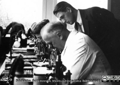 Fotoalbum "Kursen i histologi H T 1932.
Fotoalbum "Kursen i histologi H T 1932". Bildtext "Chefen".  Professor Torsten Hellman demonstrerar i ett kursmikroskop på histologiska avdelningens mikroskoperingssal på anatomiska institutionen i Lund. 
Bildkälla stiftelsen Locus Medicus Lundensis och Sydsvenska Medicinhistoriska Sällskapet / SMHS. Fotograf okänd.
Nyckelord: Medicine studerande;Histologiska avdelningen;Anatomiska Institutionen;Medicinska fakulteten i Lund;Locus Medicus Lundensis;Universitetet i Lund
