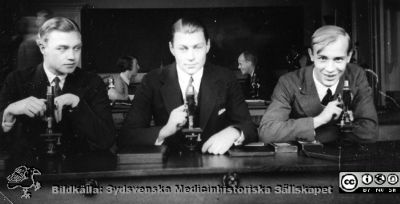 Fotoalbum "Kursen i histologi H T 1932.
Fotoalbum "Kursen i histologi H T 1932". Bildtext "Inge Larsson, Berglund, Sjöberg".  Troligen medicine studerande vid  kursmikroskop på histologiska avdelningens mikroskoperingssal på anatomiska institutionen i Lund. 
Bildkälla stiftelsen Locus Medicus Lundensis och Sydsvenska Medicinhistoriska Sällskapet / SMHS. Fotograf okänd.
Nyckelord: Medicine studerande;Histologiska avdelningen;Anatomiska Institutionen;Medicinska fakulteten i Lund;Locus Medicus Lundensis;Universitetet i Lund