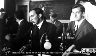 Fotoalbum "Kursen i histologi H T 1932.
Fotoalbum "Kursen i histologi H T 1932".  Bildtext saknas. Troligen medicine studerande i histologiska avdelningens mikroskoperingssal på anatomiska institutionen i Lund. 
Bildkälla stiftelsen Locus Medicus Lundensis och Sydsvenska Medicinhistoriska Sällskapet / SMHS. Fotograf okänd.
Nyckelord: Medicine studerande;Histologiska avdelningen;Anatomiska Institutionen;Medicinska fakulteten i Lund;Locus Medicus Lundensis;Universitetet i Lund
