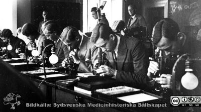 Fotoalbum "Kursen i histologi H T 1932.
Fotoalbum "Kursen i histologi H T 1932".  Bildtext saknas. Troligen medicine studerande vid  kursmikroskop på histologiska avdelningens mikroskoperingssal på anatomiska institutionen i Lund. 
Bildkälla stiftelsen Locus Medicus Lundensis och Sydsvenska Medicinhistoriska Sällskapet / SMHS. Fotograf okänd.
Nyckelord: Universitetet i Lund;Locus Medicus Lundensis;Anatomiska Institutionen;Histologiska avdelningen;Sydsvenska Medicinhistoriska Sällskapet;SMHS;Medicine studerande