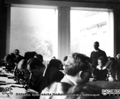 Fotoalbum "Kursen i histologi H T 1932.
Fotoalbum "Kursen i histologi H T 1932".  Bildtext saknas. Troligen medicine studerande vid  kursmikroskop på histologiska avdelningens mikroskoperingssal på anatomiska institutionen i Lund. 
Bildkälla stiftelsen Locus Medicus Lundensis och Sydsvenska Medicinhistoriska Sällskapet / SMHS. Fotograf okänd.
Nyckelord: Medicine studerande;Sydsvenska Medicinhistoriska Sällskapet;Locus Medicus Lundensis;Medicinska fakulteten i Lund;Histologiska avdelningen;Anatomiska Institutionen;Medicine studerande
