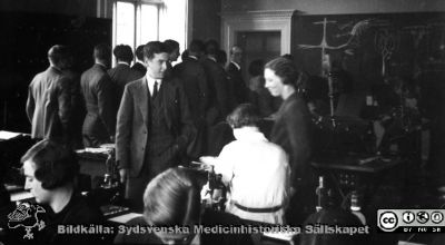 Fotoalbum "Kursen i histologi H T 1932.
Fotoalbum "Kursen i histologi H T 1932".  Bildtext saknas, rimligen är bilden en fortsättning på. "Sällskapsliv". Troligen medicine studerande vid  kursmikroskop på histologiska avdelningens mikroskoperingssal på anatomiska institutionen i Lund. 
Bildkälla stiftelsen Locus Medicus Lundensis och Sydsvenska Medicinhistoriska Sällskapet / SMHS. Fotograf okänd.
Nyckelord: Universitetet i Lund;Locus Medicus Lundensis;Anatomiska Institutionen;Histologiska avdelningen;Sydsvenska Medicinhistoriska Sällskapet;SMHS;Medicine studerande