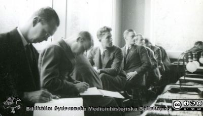 Fotoalbum "Kursen i histologi H T 1932.
Fotoalbum "Kursen i histologi H T 1932".  Bildtext saknas, rimligen fortsättning på. "Sällskapsliv". Troligen medicine studerande vid  kursmikroskop på histologiska avdelningens mikroskoperingssal på anatomiska institutionen i Lund. 
Bildkälla stiftelsen Locus Medicus Lundensis och Sydsvenska Medicinhistoriska Sällskapet / SMHS. Fotograf okänd.
Nyckelord: Universitetet i Lund;Locus Medicus Lundensis;Anatomiska Institutionen;Histologiska avdelningen;Sydsvenska Medicinhistoriska Sällskapet;SMHS;Medicine studerande
