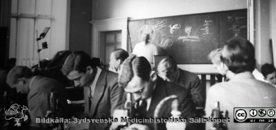 Fotoalbum "Kursen i histologi H T 1932.
Fotoalbum "Kursen i histologi H T 1932".  Bildtext saknas, rimligen fortsättning på. "Sällskapsliv". Troligen medicine studerande vid  kursmikroskop på histologiska avdelningens mikroskoperingssal på anatomiska institutionen i Lund. 
Bildkälla stiftelsen Locus Medicus Lundensis och Sydsvenska Medicinhistoriska Sällskapet / SMHS. Fotograf okänd.
Nyckelord: Universitetet i Lund;Locus Medicus Lundensis;Anatomiska Institutionen;Histologiska avdelningen;Sydsvenska Medicinhistoriska Sällskapet;SMHS;Medicine studerande