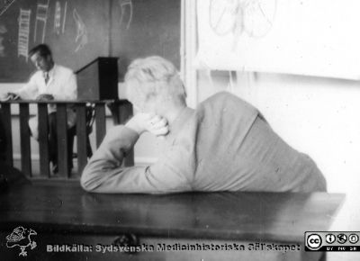 Fotoalbum "Kursen i histologi H T 1932.
Fotoalbum "Kursen i histologi H T 1932".  Bildtext saknas, rimligen fortsättning på "Sällskapsliv". Troligen medicine på tröttande föreläsning på histologiska avdelningens mikroskoperingssal på anatomiska institutionen i Lund. 
Bildkälla stiftelsen Locus Medicus Lundensis och Sydsvenska Medicinhistoriska Sällskapet / SMHS. Fotograf okänd.
Nyckelord: Universitetet i Lund;Locus Medicus Lundensis;Anatomiska Institutionen;Histologiska avdelningen;Sydsvenska Medicinhistoriska Sällskapet;SMHS;Medicine studerande