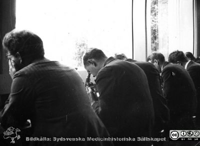 Fotoalbum "Kursen i histologi H T 1932.
Fotoalbum "Kursen i histologi H T 1932".  Bildtext saknas, rimligen fortsättning på "Sällskapsliv". Troligen medicinare på studier med mikroskoperingsövning vid fönsterraden på histologiska avdelningens mikroskoperingssal på anatomiska institutionen i Lund. 
Bildkälla stiftelsen Locus Medicus Lundensis och Sydsvenska Medicinhistoriska Sällskapet / SMHS. Fotograf okänd.
Nyckelord: Universitetet i Lund;Locus Medicus Lundensis;Anatomiska Institutionen;Histologiska avdelningen;Sydsvenska Medicinhistoriska Sällskapet;SMHS;Medicine studerande