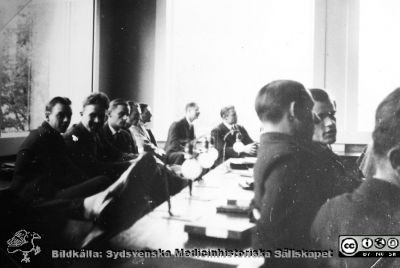 Fotoalbum "Kursen i histologi H T 1932.
Fotoalbum "Kursen i histologi H T 1932".  Bildtext "Wideförhör.", rimligen under ett något segt förhör av amanuensen Wide.  Notera fötterna uppe på bordet i bildens nedre vänstra del. Kan också ses som en fortsättning på bildserien "Sällskapsliv". Troligen medicinare under studier på histologiska avdelningens mikroskoperingssal på anatomiska institutionen i Lund. 
Bildkälla stiftelsen Locus Medicus Lundensis och Sydsvenska Medicinhistoriska Sällskapet / SMHS. Fotograf okänd.
Nyckelord: Universitetet i Lund;Locus Medicus Lundensis;Anatomiska Institutionen;Histologiska avdelningen;Sydsvenska Medicinhistoriska Sällskapet;SMHS;Medicine studerande;Amanuensförhör