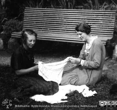 Fotoalbum  "Kursen i histologi H T 1932.
Fotoalbum "Kursen i histologi H T 1932".  Bildtext: "Idyll. Var är Stenquist?". Oklart vem Stenquist var. Kanske partner till någon av bildens unga kvinnor?? Bilden kan också ses som en fortsättning på bildserien "Sällskapsliv". Troligen medicinare under studier på histologiska avdelningens mikroskoperingssal på anatomiska institutionen i Lund. 
Bildkälla stiftelsen Locus Medicus Lundensis och Sydsvenska Medicinhistoriska Sällskapet / SMHS. Fotograf okänd.
Nyckelord: Universitetet i Lund;Locus Medicus Lundensis;Anatomiska Institutionen;Histologiska avdelningen;Sydsvenska Medicinhistoriska Sällskapet;SMHS;Medicine studerande;Amanuensförhör
