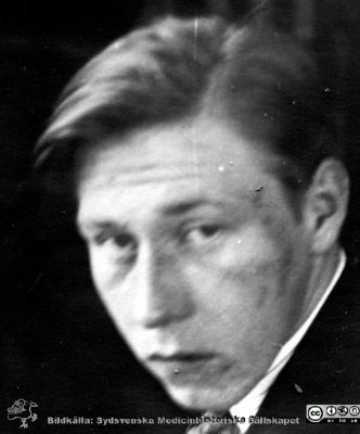 Fotoalbum "Kursen i histologi V. T. 1933.
Fotoalbum "Kursen i histologi V. T. 1933. Bildtext: "Jerre j:r.". Medicine studerande på avdelningen för histologi på anatomiska institutionen i Lund. 
Bildkälla stiftelsen Locus Medicus Lundensis och Sydsvenska Medicinhistoriska Sällskapet / SMHS. Fotograf okänd.
Nyckelord: Locus Medicus Lundensis;Medicinska fakulteten i Lund;Histologiska avdelningen;Medicinska fakulteten i Lund;Sydsvenska Medicinhistoriska Sällskapet;Anatomiska Institutionen;Studenter