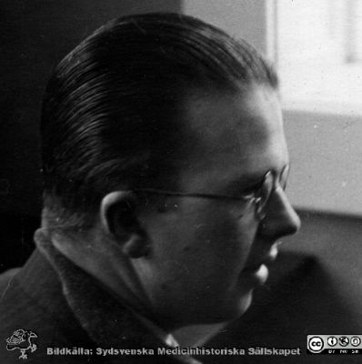 Fotoalbum "Kursen i histologi V. T. 1933.
Fotoalbum "Kursen i histologi V. T. 1933. Bildtext: "Heister". Medicine studerande på avdelningen för histologi på anatomiska institutionen i Lund. 
Bildkälla stiftelsen Locus Medicus Lundensis och Sydsvenska Medicinhistoriska Sällskapet / SMHS. Fotograf okänd.
Nyckelord: Locus Medicus Lundensis;Medicinska fakulteten i Lund;Histologiska avdelningen;Medicinska fakulteten i Lund;Sydsvenska Medicinhistoriska Sällskapet;Anatomiska Institutionen;Studenter