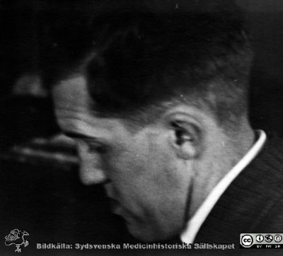 Fotoalbum "Kursen i histologi V. T. 1933.
Fotoalbum "Kursen i histologi V. T. 1933. Bildtext: "Bergh". Medicine studerande på avdelningen för histologi på anatomiska institutionen i Lund. 
Bildkälla stiftelsen Locus Medicus Lundensis och Sydsvenska Medicinhistoriska Sällskapet / SMHS. Fotograf okänd.
Nyckelord: Locus Medicus Lundensis;Medicinska fakulteten i Lund;Histologiska avdelningen;Medicinska fakulteten i Lund;Sydsvenska Medicinhistoriska Sällskapet;Anatomiska Institutionen;Studenter