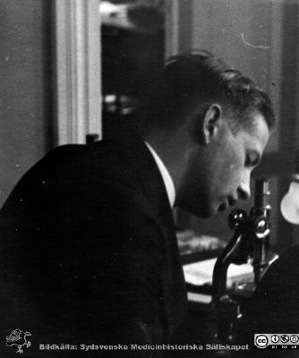 Fotoalbum "Kursen i histologi V. T. 1933.
Fotoalbum "Kursen i histologi V. T. 1933. Bildtext: "Ivar Jönsson". Medicine studerande på avdelningen för histologi på anatomiska institutionen i Lund. 
Bildkälla stiftelsen Locus Medicus Lundensis och Sydsvenska Medicinhistoriska Sällskapet / SMHS. Fotograf okänd.
Nyckelord: Locus Medicus Lundensis;Medicinska fakulteten i Lund;Histologiska avdelningen;Medicinska fakulteten i Lund;Sydsvenska Medicinhistoriska Sällskapet;Anatomiska Institutionen;Studenter