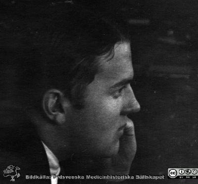 Fotoalbum "Kursen i histologi V. T. 1933.
Fotoalbum "Kursen i histologi V. T. 1933. Bildtext: "Wikström". Medicine studerande på avdelningen för histologi på anatomiska institutionen i Lund. 
Bildkälla stiftelsen Locus Medicus Lundensis och Sydsvenska Medicinhistoriska Sällskapet / SMHS. Fotograf okänd.
Nyckelord: Locus Medicus Lundensis;Medicinska fakulteten i Lund;Histologiska avdelningen;Medicinska fakulteten i Lund;Sydsvenska Medicinhistoriska Sällskapet;Anatomiska Institutionen;Studenter
