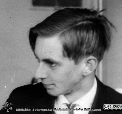 Fotoalbum "Kursen i histologi V. T. 1933.
Fotoalbum "Kursen i histologi V. T. 1933. Bildtext: "Heinze". Medicine studerande på avdelningen för histologi på anatomiska institutionen i Lund. 
Bildkälla stiftelsen Locus Medicus Lundensis och Sydsvenska Medicinhistoriska Sällskapet / SMHS. Fotograf okänd.
Nyckelord: Locus Medicus Lundensis;Medicinska fakulteten i Lund;Histologiska avdelningen;Medicinska fakulteten i Lund;Sydsvenska Medicinhistoriska Sällskapet;Anatomiska Institutionen;Studenter