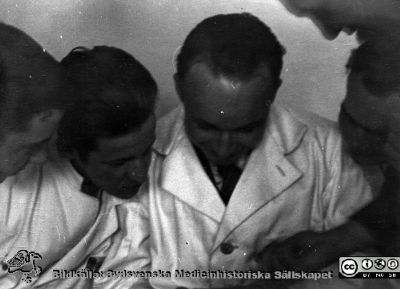 Fotoalbum "Kursen i histologi V. T. 1933.
Fotoalbum "Kursen i histologi V. T. 1933. Bildtext: "Histologiskt intresse?".  Alldeles oklart vad det är som är intressant. Medicine studerande på avdelningen för histologi på anatomiska institutionen i Lund. 
Bildkälla stiftelsen Locus Medicus Lundensis och Sydsvenska Medicinhistoriska Sällskapet / SMHS. Fotograf okänd.
Nyckelord: Locus Medicus Lundensis;Medicinska fakulteten i Lund;Histologiska avdelningen;Medicinska fakulteten i Lund;Sydsvenska Medicinhistoriska Sällskapet;Anatomiska Institutionen;Studenter